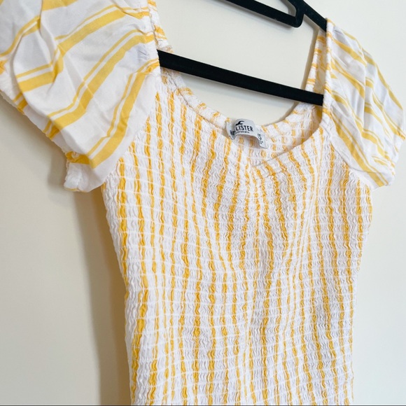 HOLLISTER - SMOCKED PUFF SLEEVE BLOUSE (Size XS) 💛 - Picture 3 of 3